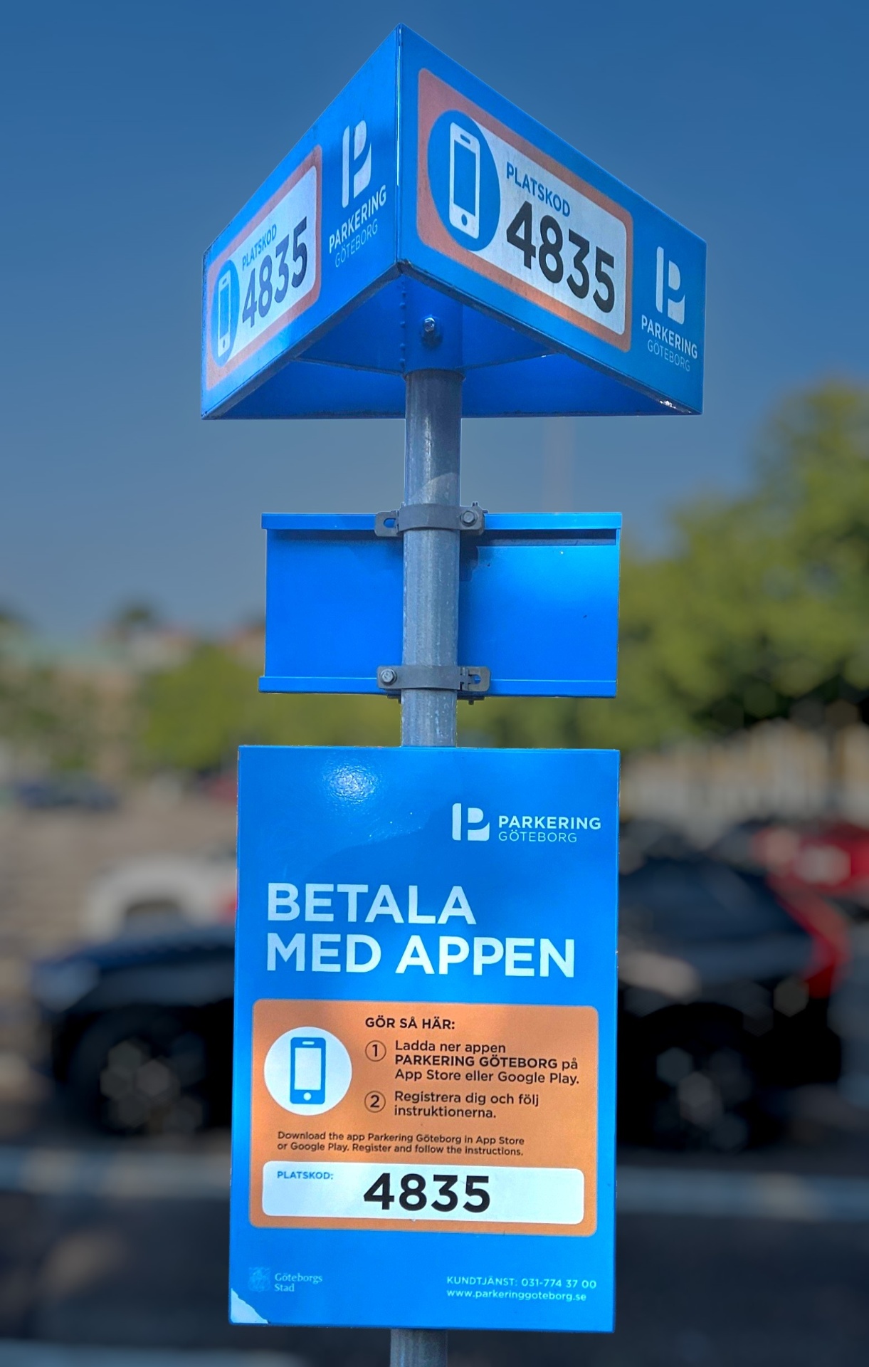 Parkeringsskylt vid Valhallabadet — Parkering Göteborg, platskod 4835. Betala enkelt med appen.