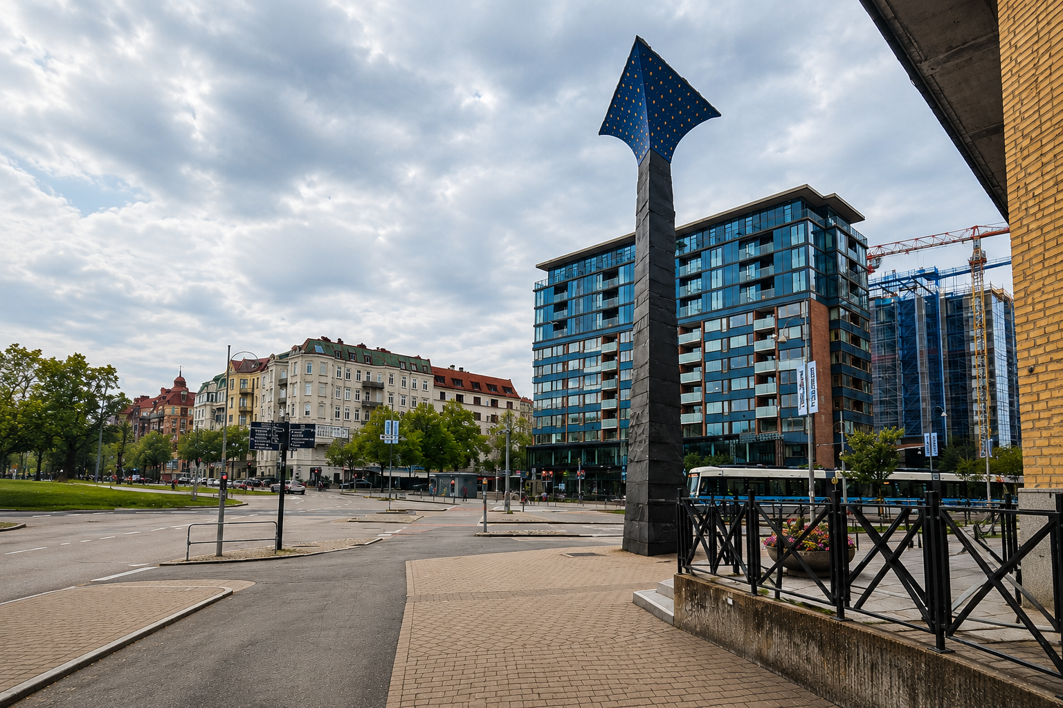 Symbolisk skulptur reser sig över Valhalla och centrala Göteborg i mjukt kvällsljus — riktning, närvaro och rörelse genom staden.