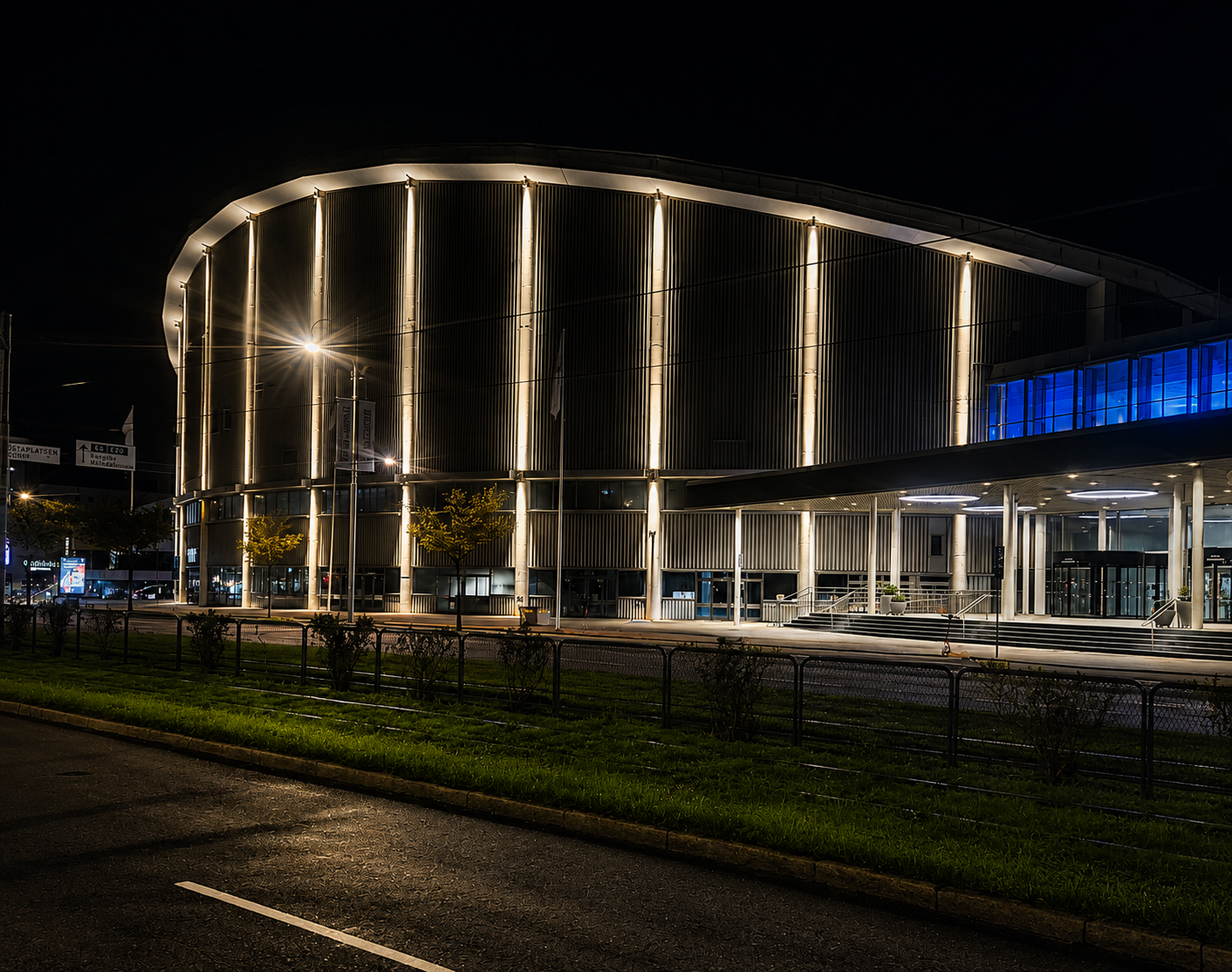 Scandinavium upplyst en stilla kväll i centrala Göteborg — stadens puls och rörelse runt Valhallaområdet